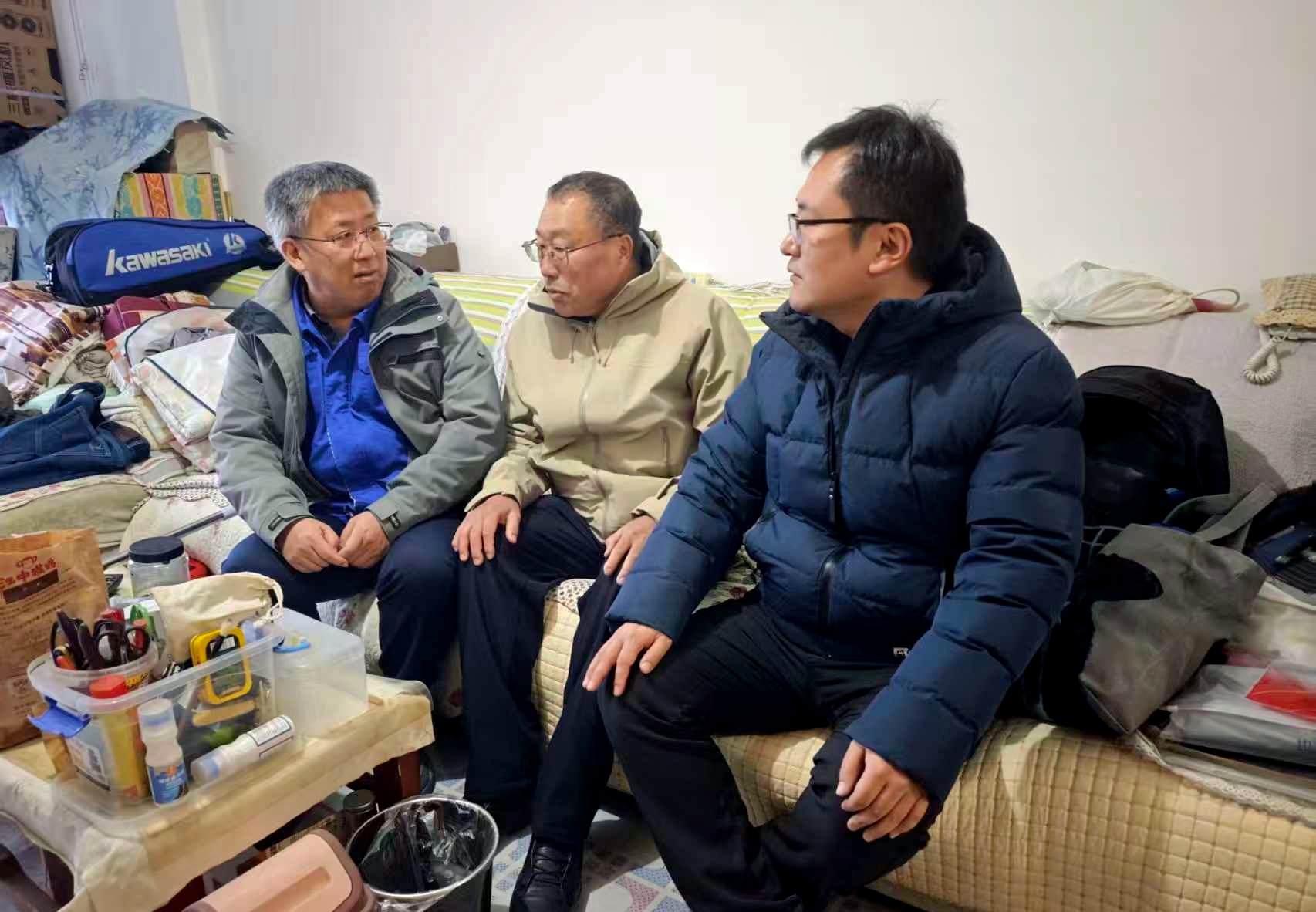 探望退休老员工.jpg
